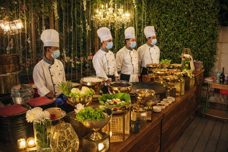 A premium wedding catering setup with chefs, live counters, and traditional presentation, highlighting customised wedding catering packages in Kerala.