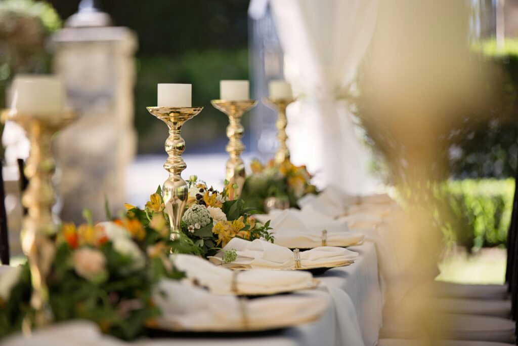 Luxury outdoor wedding reception décor with refined table styling and floral arrangements, highlighting premium wedding caterers in Kerala.